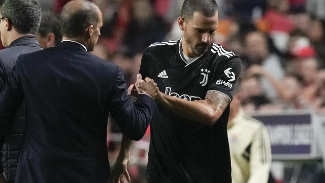 Juventus' head coach Massimiliano Allegri gestures to Leonardo Bonucci, right, as he is substituted during the Champions League group H soccer match between SL Benfica and Juventus at the Luz stadium in Lisbon, Tuesday, Oct. 25, 2022. (AP Photo/Armando Franca)
