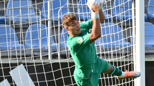 Italy's goalkeeper Sebastiano Desplanches makes a save during the UEFA Under-19 European Championship semifinal football match between England and Italy at the National Training Centre stadium in Senec, Slovakia on June 28, 2022. (Photo by JOE KLAMAR / AFP)