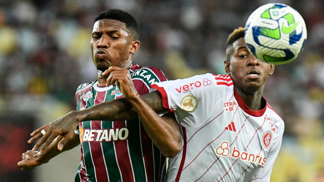 RIO DE JANEIRO, BRAZIL - JULY 09: Lele of Fluminense fights for the ball with Vitao of Internacional during a Brasileirao 2023 match between Fluminense and Internacional at Maracanã Stadium on July 09, 2023 in Rio de Janeiro, Brazil. (Photo by Thiago Ribeiro/Getty Images)