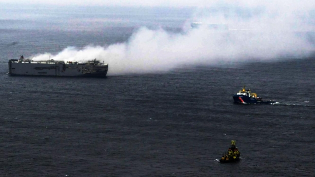 Nave cargo in fiamme