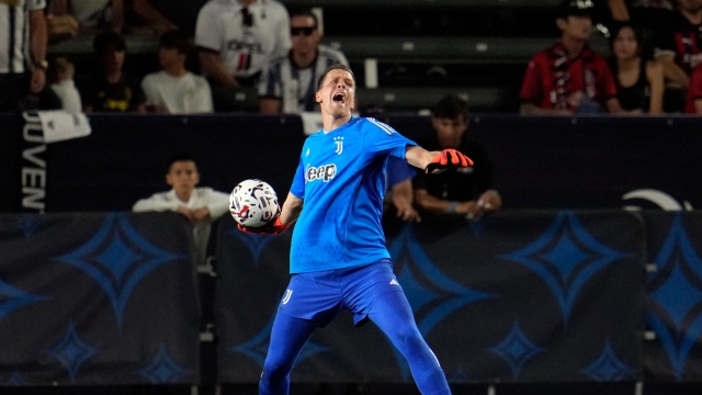 CARSON, CALIFORNIA - JULY 27: Goalkeeper Wojciech Szczesny #1 of Juventus throws against AC Milan during the first half of the pre-season friendly match between Juventus and AC Milan at Dignity Health Sports Park on July 27, 2023 in Carson, California.   Kevork Djansezian/Getty Images/AFP (Photo by KEVORK DJANSEZIAN / GETTY IMAGES NORTH AMERICA / Getty Images via AFP)