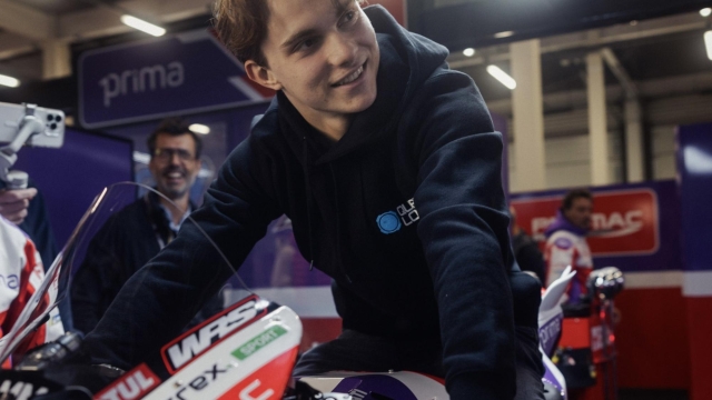 Oscar Piastri sorride in sella alla Ducati Pramac di Johann Zarco