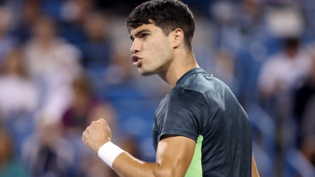 MASON, OHIO - AUGUST 15: Carlos Alcaraz of Spain winning the first set against Jordan Thompson of Australia during the Western & Southern Open at Lindner Family Tennis Center on August 15, 2023 in Mason, Ohio.   Matthew Stockman/Getty Images/AFP (Photo by MATTHEW STOCKMAN / GETTY IMAGES NORTH AMERICA / Getty Images via AFP)