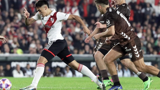 River Plate's forward Pablo Solari (C) controls the ball next Platense's defender Marco Pellegrino (L) during their Argentine Professional Football League Tournament 2023 match at El Monumental stadium, in Buenos Aires, on May 21, 2023. (Photo by ALEJANDRO PAGNI / AFP)