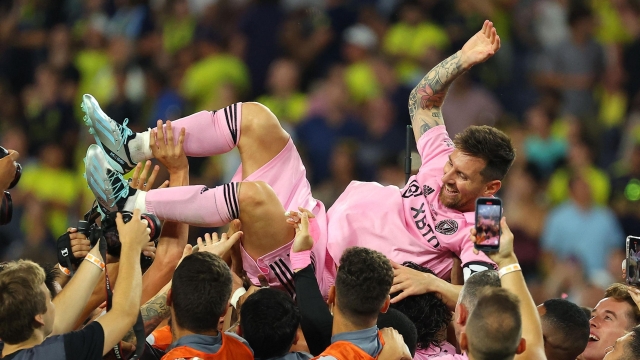 NASHVILLE, TENNESSEE - AUGUST 19: Lionel Messi #10 of Inter Miami is hoisted in the air by his teammates after winning the Leagues Cup 2023 final match between Inter Miami CF and Nashville SC at GEODIS Park on August 19, 2023 in Nashville, Tennessee.   Kevin C. Cox/Getty Images/AFP (Photo by Kevin C. Cox / GETTY IMAGES NORTH AMERICA / Getty Images via AFP)
