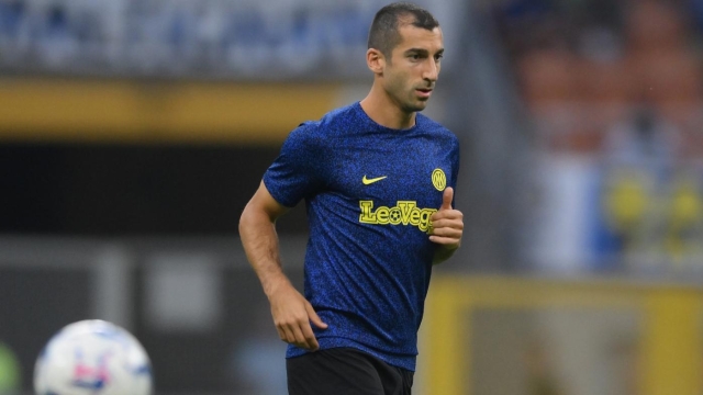 MILAN, ITALY - AUGUST 19:  Henrikh Mkhitaryan of FC Internazionale warms up ahead before the Serie A TIM match between FC Internazionale and AC Monza at Stadio Giuseppe Meazza on August 19, 2023 in Milan, Italy. (Photo by Mattia Pistoia - Inter/Inter via Getty Images)