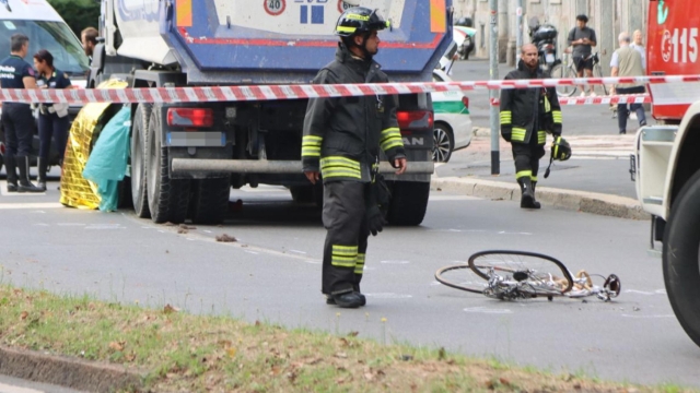 Il luogo dell'incidente dove una ciclista è stata travolta e uccisa da un camion in centro a Milano, 29 agosto 2023. ANSA/Paolo Salmoirago
