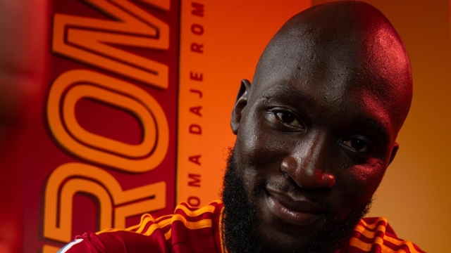 ROME, ITALY - AUGUST 31: AS Roma's new signing Romelu Lukaku poses during the shooting at Centro Sportivo Fulvio Bernardini on August 31, 2023 in Rome, Italy. (Photo by Fabio Rossi/AS Roma via Getty Images)
