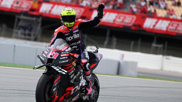 Aprilia Spanish rider Aleix Espargaro waves after the MotoGP qualifying session of the Moto Grand Prix de Catalunya at the Circuit de Catalunya on September 2, 2023 in Montmelo on the outskirts of Barcelona. (Photo by Josep LAGO / AFP)