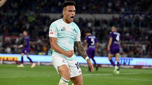 TOPSHOT - Inter Milan's Argentinian forward Lautaro Martinez celebrates scoring his team's second goal during the Italian Cup (Coppa Italia) final football match between Fiorentina and Inter Milan at the Stadio Olimpico in Rome, on May 24, 2023. (Photo by Isabella BONOTTO / AFP)