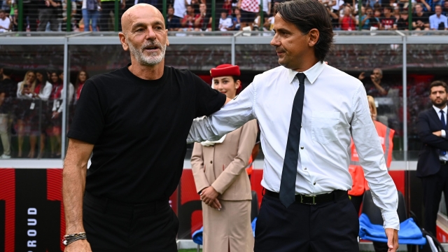 MILAN, ITALY - SEPTEMBER 03: head coach of AC Milan Stefano Pioli hugs head coach of FC Internazionale Simone Inzaghi prior to the Serie A match between AC Milan and FC Internazionale at Stadio Giuseppe Meazza on September 03, 2022 in Milan, Italy. (Photo by Mattia Ozbot - Inter/Inter via Getty Images)