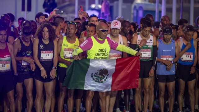 epa10823589 Runners wait for the start of the XL Marathon of Mexico City, at the Estadio Olimpico Universitario in Mexico City, Mexico, 27 August 2023.  EPA/Isaac Esquivel
