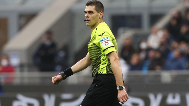 MILAN, ITALY - APRIL 23: Referee Simone Sozza looks on during the Serie A match between FC Internazionale and AS Roma at Stadio Giuseppe Meazza on April 23, 2022 in Milan, Italy. (Photo by Marco Luzzani/Getty Images)