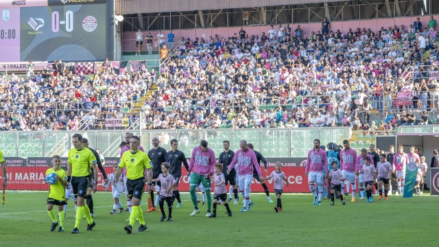 Foto Giovanni Isolino/LaPresse 01 October 2023 Palermo, Italia - sport, calcio - Palermo vs Sudtirol - Campionato di calcio Serie B 2023/2024 - Stadio Renzo Barbera. Nella foto: ingresso squadre in campo  October 01, 2023 Palermo, Italy - sport, soccer - Palermo vs Sudtirol - Italian Football Championship League B 2023/2024 - Renzo Barbera stadium. In the pic:entry of teams onto the pitch