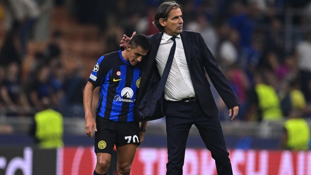 MILAN, ITALY - OCTOBER 03:  Head coach of FC Internazionale Simone Inzaghi reacts with Alexis Sanchez during the UEFA Champions League match between FC Internazionale and SL Benfica at Stadio Giuseppe Meazza on October 03, 2023 in Milan, Italy. (Photo by Mattia Ozbot - Inter/Inter via Getty Images)