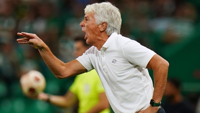 LISBON, PORTUGAL - OCTOBER 05: Gian Piero Gasperini, Head Coach of Atalanta BC, gives the team instructions during the UEFA Europa League match between Sporting CP and Atalanta BC at Estadio Jose Alvalade on October 05, 2023 in Lisbon, Portugal. (Photo by Gualter Fatia/Getty Images)