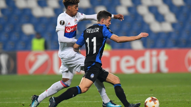 REGGIO NELL'EMILIA, ITALY - DECEMBER 07: Willem Geubbels of Olympique Lyon competes for the ball whit Remo Freuler of Atalanta during the UEFA Europa League group E match between Atalanta and Olympique Lyon at Mapei Stadium - Citta' del Tricolore on December 7, 2017 in Reggio nell'Emilia, Italy.  (Photo by Alessandro Sabattini/Getty Images)