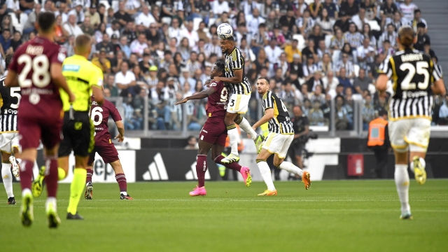 TURIN, ITALY - OCTOBER 07: Gleison Bremer of Juventus jumps for the ball against Duvan Zapata of Torino FC during the Serie A TIM match between Juventus and Torino FC at Allianz Stadium on October 07, 2023 in Turin, Italy. (Photo by Filippo Alfero - Juventus FC/Juventus FC via Getty Images)