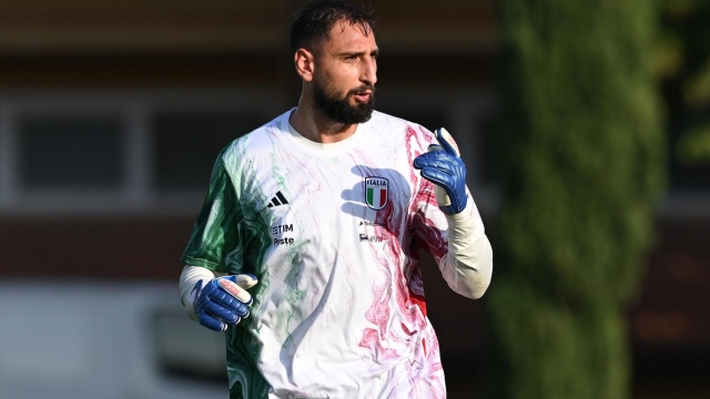 FLORENCE, ITALY - OCTOBER 10:  Gianluigi Donnarumma of Italy warms up during Italy training session at Centro Tecnico Federale di Coverciano on October 10, 2023 in Florence, Italy. (Photo by Claudio Villa/Getty Images)
