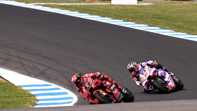 Ducati Lenovo Team's Italian rider Francesco Bagnaia leads Prima Pramac's French rider Johann Zarco during the MotoGP Australian Grand Prix at Phillip Island on October 21, 2023. (Photo by WILLIAM WEST / AFP) / -- IMAGE RESTRICTED TO EDITORIAL USE - STRICTLY NO COMMERCIAL USE --