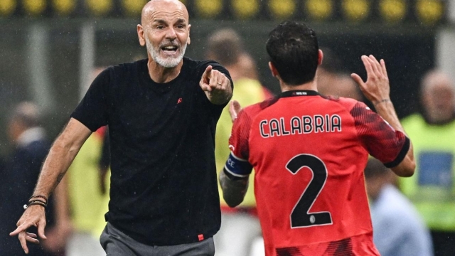 AC Milan's Italian coach Stefano Pioli (L) gestures next to AC Milan's Italian defender #02 Davide Calabria during the Italian Serie A football match between Inter Milan and AC Milan at the San Siro Stadium in Milan on September 16, 2023. (Photo by GABRIEL BOUYS / AFP)