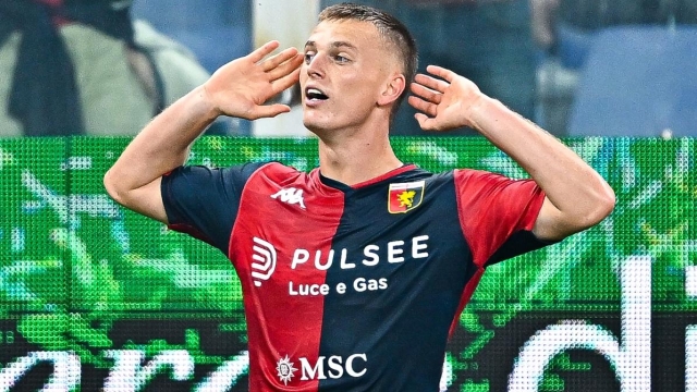 GENOA, ITALY - OCTOBER 27: Albert Gudmundsson of Genoa celebrates after scoring a goal during the Serie A TIM match between Genoa CFC and US Salernitana at Stadio Luigi Ferraris on October 27, 2023 in Genoa, Italy. (Photo by Simone Arveda/Getty Images)