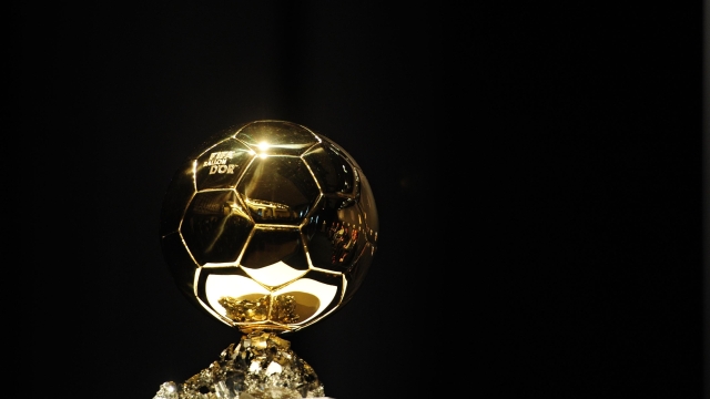 Pallone d'oro - The FIFA Ballon d'Or trophy sits on show during a press conference by the finalists of the 2011 FIFA Ballon d'Or prior to the World Player Gala 2011 award ceremony on January 10, 2011 in Zurich. AFP PHOTO / FRANCK FIFE. (Photo by FRANCK FIFE / AFP)