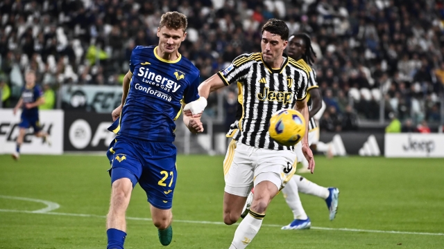 TURIN, ITALY - OCTOBER 28: Dusan Vlahovic of Juventus battles for the ball with Pawel Dawidowicz of Hellas Verona during the Serie A TIM match between Juventus and Hellas Verona FC at Allianz Stadium on October 28, 2023 in Turin, Italy. (Photo by Stefano Guidi - Juventus FC/Juventus FC via Getty Images)