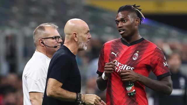MILAN, ITALY - OCTOBER 22: Rafael Leao of AC Milan speaks with Stefano Pioli, Head Coach of AC Milan, during the Serie A TIM match between AC Milan and Juventus at Stadio Giuseppe Meazza on October 22, 2023 in Milan, Italy. (Photo by Marco Luzzani/Getty Images)