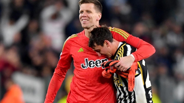 TURIN, ITALY - OCTOBER 28: Wojciech Szczesny and Andrea Cambiaso of Juventus celebrate victory following the Serie A TIM match between Juventus and Hellas Verona FC at Allianz Stadium on October 28, 2023 in Turin, Italy. (Photo by Valerio Pennicino/Getty Images)