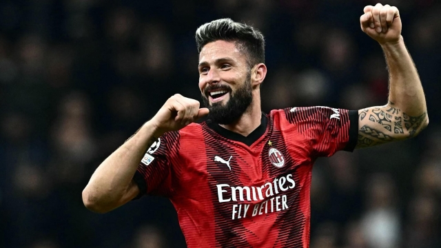 TOPSHOT - AC Milan's French forward #09 Olivier Giroud celebrates after winning 2-1 the UEFA Champions League 1st round group F football match between AC Milan and Paris Saint-Germain at the San Siro stadium in Milan on November 7, 2023. (Photo by GABRIEL BOUYS / AFP)