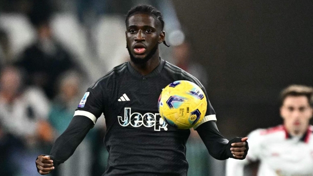 Juventus British forward #17 Samuel Iling-Junior controls the ball during the Italian Serie A football match between Juventus and Cagliari, at The Allianz Stadium, in Turin on November 11, 2023. (Photo by GABRIEL BOUYS / AFP)
