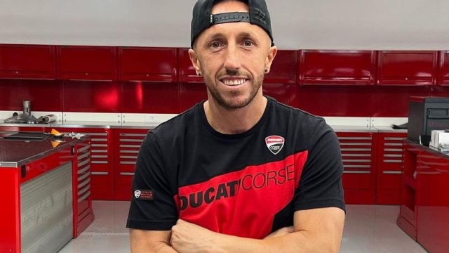 Antonio Cairoli, 38 anni, mostra la divisa Ducati (Instagram)