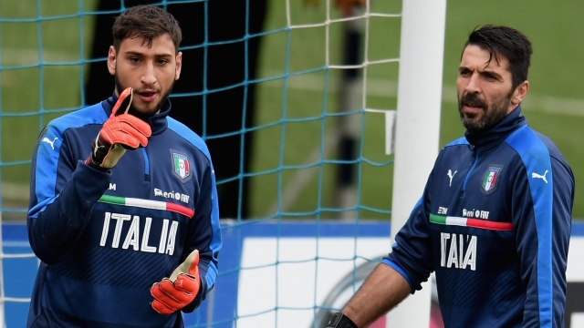 FLORENCE, ITALY - NOVEMBER 10:  Gianluigi Donnarumma and Gianluigi Buffon (R) chat during the training session at the club's training ground  at Coverciano on November 10, 2016 in Florence, Italy.  (Photo by Claudio Villa/Getty Images)