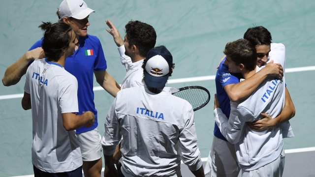 Italy's Jannik Sinner (2L) and Lorenzo Sonego (2R) celebrate with teammates after beating Netherlands' Tallon Griekspoor and Wesley Koolhof during the second men's doubles quarter-final tennis match between Italy and Netherlands of the Davis Cup tennis tournament at the Martin Carpena sportshall, in Malaga on November 23, 2023. (Photo by JORGE GUERRERO / AFP)