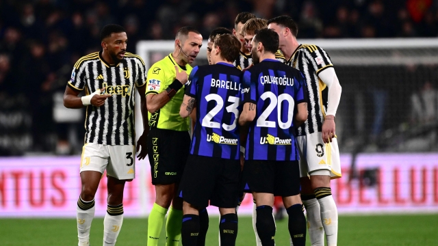 Italian referee Marco Guida (2L) talks to Inter Milan's Italian midfielder #23 Nicolo Barella (C) during the Italian Serie A football match between Juventus and Inter Milan at the Allianz Stadium in Turin, on November 26, 2023. (Photo by MARCO BERTORELLO / AFP)