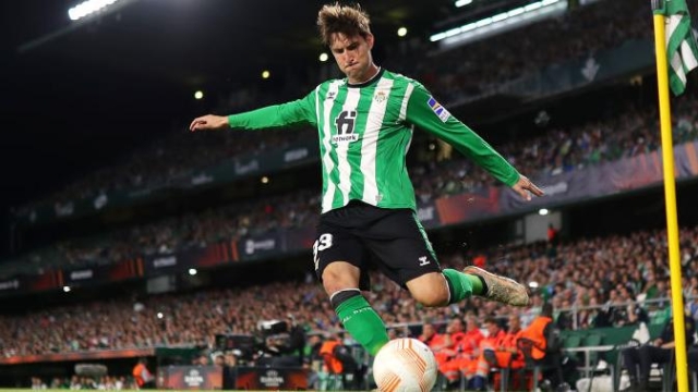 SEVILLE, SPAIN - NOVEMBER 03: Juan Miranda of Real Betis takes their sides corner during the UEFA Europa League group C match between Real Betis and HJK Helsinki at Estadio Benito Villamarin on November 03, 2022 in Seville, Spain. (Photo by Fran Santiago/Getty Images)