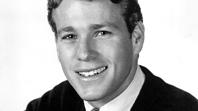 Ryan O'Neal in una foto tratta da Wikipedia.  ANSA/Wikipedia +++ ANSA PROVIDES ACCESS TO THIS HANDOUT PHOTO TO BE USED SOLELY TO ILLUSTRATE NEWS REPORTING OR COMMENTARY ON THE FACTS OR EVENTS DEPICTED IN THIS IMAGE; NO ARCHIVING; NO LICENSING +++ NPK +++