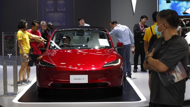 epa11010402 Visitors inspect a Tesla Model 3 electric car  displayed at the 40th Thailand International Motor Expo 2023 in Bangkok, Thailand, 04 December 2023. More than 40 leading brands of international automakers attend to exhibit their automotive products and technology including the new electric vehicles in the annual Thailand International Motor Expo automobile showcase. The imports of electric vehicles (EVs) mainly from China are expected to draw the most interest from auto buyers.  EPA/RUNGROJ YONGRIT