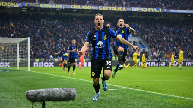 MILAN, ITALY - JANUARY 06: Davide Frattesi of FC Internazionale celebrates after scoring their team's second goal during the Serie A TIM match between FC Internazionale and Hellas Verona FC at Stadio Giuseppe Meazza on January 06, 2024 in Milan, Italy. (Photo by Mattia Ozbot - Inter/Inter via Getty Images)