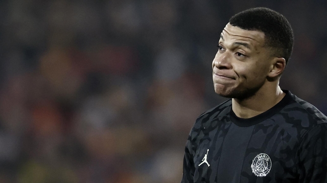 Paris Saint-Germain's French forward #07 Kylian Mbappe reacts during the French L1 football match between RC Lens and Paris Saint-Germain (PSG) at Stade Bollaert-Delelis in Lens, northern France on January 14, 2024. (Photo by Sameer Al-Doumy / AFP)