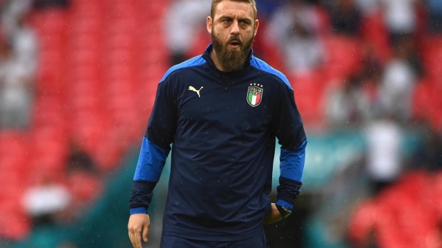 epa09337999 Daniele De Rossi, member of the Italian team's coaching staff, prior to the UEFA EURO 2020 final between Italy and England in London, Britain, 11 July 2021.  EPA/Andy Rain / POOL (RESTRICTIONS: For editorial news reporting purposes only. Images must appear as still images and must not emulate match action video footage. Photographs published in online publications shall have an interval of at least 20 seconds between the posting.)