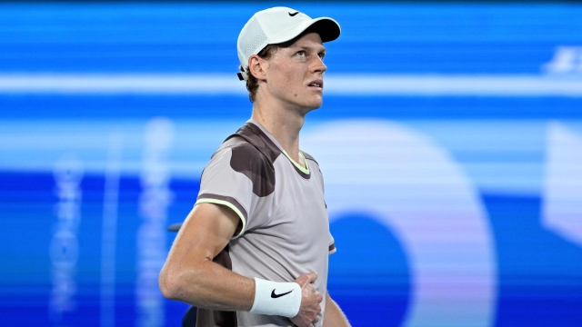 epa11098606 Jannik Sinner of Italy holds his stomach during his quarterfinal match against Andrey Rublev of Russia at the 2024 Australian Open in Melbourne, Australia, 23 January 2024.  EPA/LUKAS COCH AUSTRALIA AND NEW ZEALAND OUT