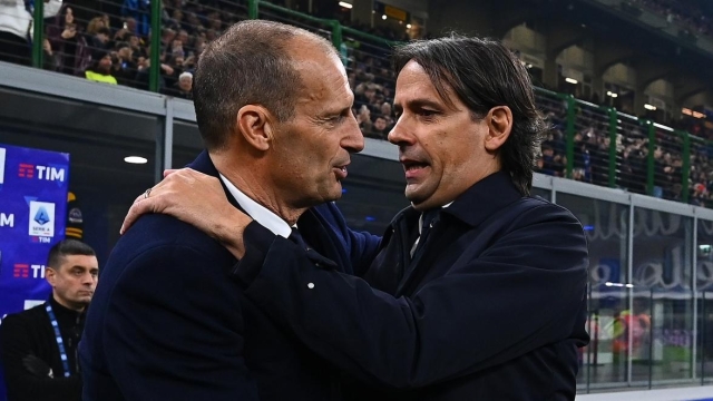MILAN, ITALY - MARCH 19:  Head coach of FC Internazionale  Simone Inzaghi shakes hand with head coach of Juventus Massimiliano Allegri before the Serie A match between FC Internazionale and Juventus at Stadio Giuseppe Meazza on March 19, 2023 in Milan, Italy. (Photo by Mattia Ozbot - Inter/Inter via Getty Images)