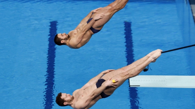epa11126296 Lorenzo Marsaglia and Giovanni Tocci of Italy compete compete in the Diving Synchronised 3m Men final during the FINA World Aquatics Championships Doha 2024 in Doha, Qatar, 04 February 2024  EPA/MOHAMED MESSARA