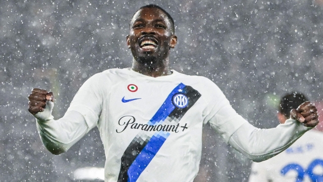 Inter Milan's French forward #09 Marcus Thuram celebrates after scoring an equalizer during the Italian Serie A football match between AS Roma and Inter Milan at the Olympic stadium in Rome on February 10, 2024. (Photo by Alberto PIZZOLI / AFP)
