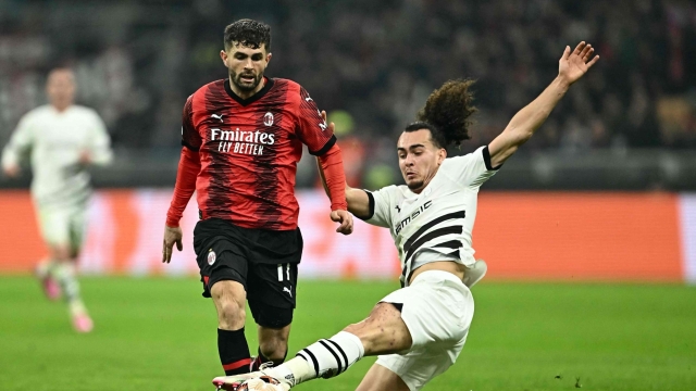 AC Milan's American forward #11 Christian Pulisic (L) fights for the ball with Rennes' Belgian defender #05 Arthur Theate during the UEFA Europa League Last 16 first leg between AC Milan and Rennes at the San Siro Stadium in Milan. (Photo by GABRIEL BOUYS / AFP)