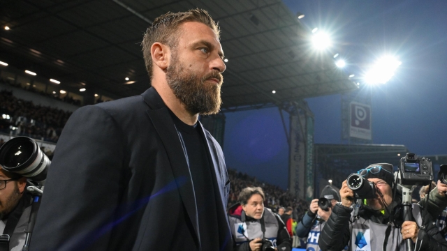 FROSINONE, ITALY - FEBRUARY 18: AS Roma coach Daniele De Rossi prior the Serie A TIM match between Frosinone Calcio and AS Roma - Serie A TIM  at Stadio Benito Stirpe on February 18, 2024 in Frosinone, Italy. (Photo by Fabio Rossi/AS Roma via Getty Images)