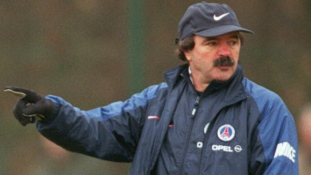 (FILES) Paris Saint-Germain's Portuguese coach Artur Jorge gestures during a training session in Saint-Germain-en-Laye, outside Paris, on December 8, 1998. Former PSG's Portuguese head coach Artur Jorge died announced the club on February 22, 2024. (Photo by Jacques DEMARTHON / AFP)