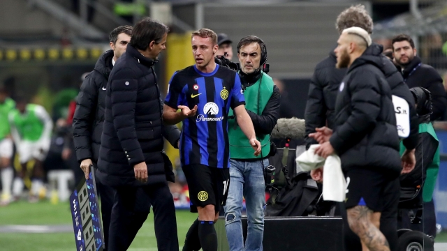 MILAN, ITALY - FEBRUARY 28: Davide Frattesi of FC Internazionale leaves the field after receiving medical treatment after picking up an injury during the Serie A TIM match between FC Internazionale and Atalanta BC Serie A TIM at Stadio Giuseppe Meazza on February 28, 2024 in Milan, Italy. (Photo by Marco Luzzani/Getty Images)